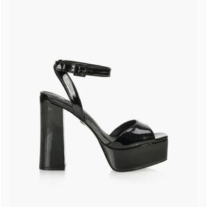 B2 Brown’s Shoes Riley black patent ankle strap platform shoe Size 6